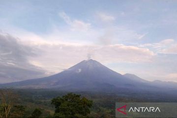 Gunung Semeru erupsi lagi dengan ketinggian letusan tak teramati