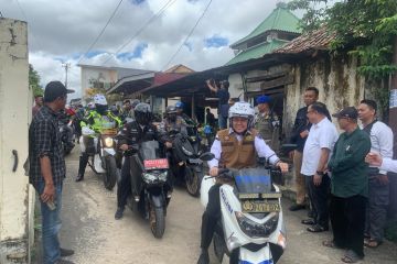 Pj Gubernur Sumsel gunakan sepeda motor tinjau TPS di Palembang