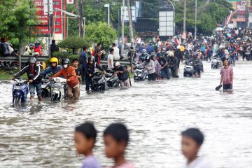 Banjir merendam jalan Ciledug Raya