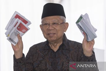 Wakil Presiden Ma'ruf Amin mencoblos di Depok