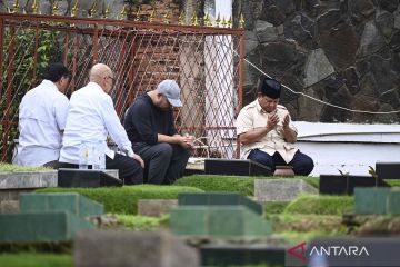 Capres Prabowo ziarah ke makam ayahnya