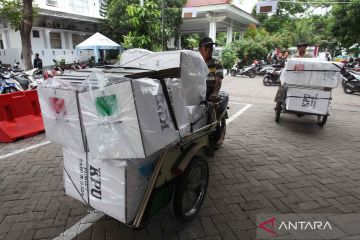 Distribusi logistik hasil Pemilu 2024 ke PPK untuk direkapitulasi