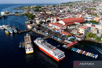 Kesibukan penyeberangan antarpulau di Pelabuhan Bastiong Ternate