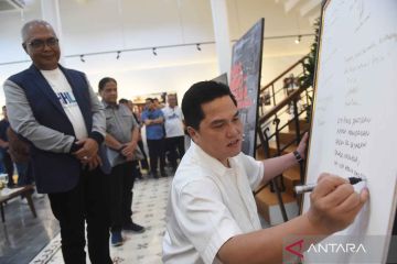 Menteri BUMN tinjau pameran foto LKBN Antara di HPN 2024