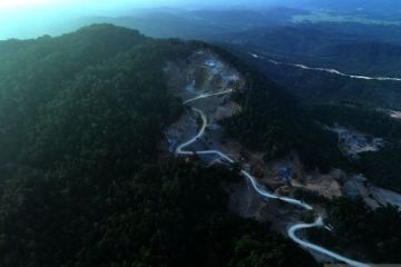 Pertambangan batu gunung di Moramo