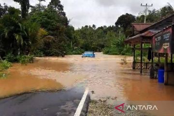 Banjir Kapuas Hulu rendam jalan nasional menuju perbatasan RI-Malaysia