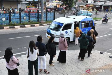 Keren, inisiatif penumpang budayakan antre naik kendaraan umum di Jakarta