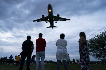 United Airlines lakukan pendaratan darurat karena kerusakan sayap