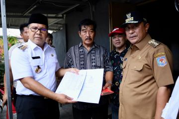 Pemkot Makassar serahkan akta kematian petugas KPPS meninggal dunia