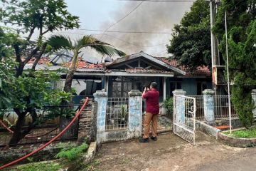 Gulkarmat Jaktim kerahkan 12 unit mobil padamkan kebakaran di Halim