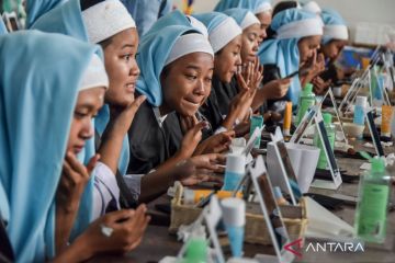 Pelatihan tata rias untuk menambah percaya diri siswa