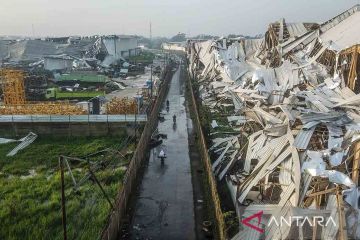 Puting beliung rusak 17 unit pabrik di Kabupaten Sumedang