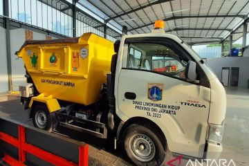 Sudin LH Jaksel meremajakan armada sampah berupa kontainer dan truk