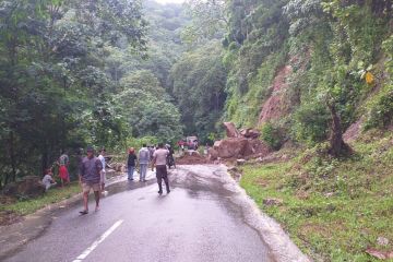 Tanah longsor sebabkan kemacetan di jalan nasional Ruteng-Reo-Kedindi