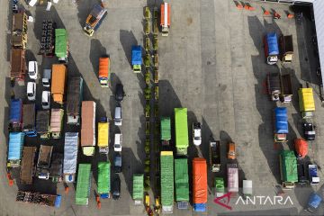 Truk antre dua hari di Pelabuhan Ferry Bastiong