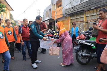 Pj Wali Kota Probolinggo bagikan tas belanja dari bekas APK di pasar