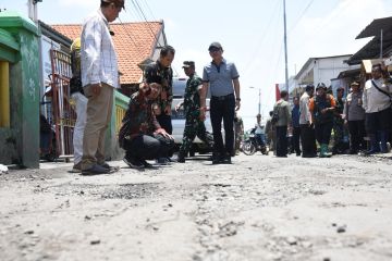 Pemkab Sidoarjo perbaiki jalan rusak pascabanjir 