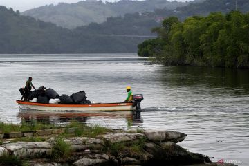 Bersih-bersih Teluk Youtefa Papua peringati Hari Peduli Sampah Nasional