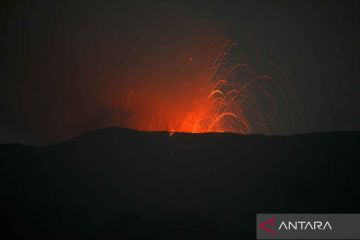 Gunung Marapi erupsi lontarkan batu pijar