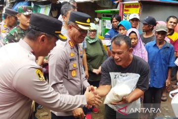 Polisi bagikan ratusan kantong beras di permukiman kumuh Matraman
