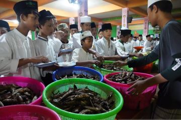 KKP bagikan lima ton ikan layang untuk 16.000 santri di Jawa Timur