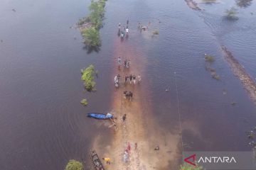 Warga manfaatkan lokasi banjir di Gunung Mas untuk berwisata