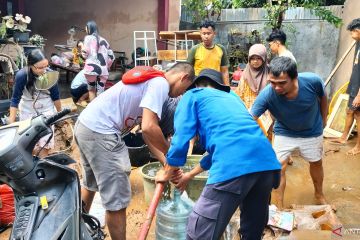 Damkarmat salurkan air bersih ke korban banjir di Lampung Selatan