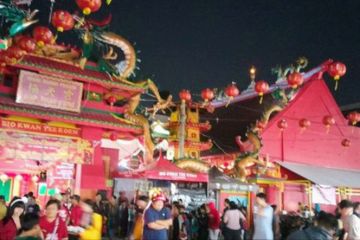 Ribuan warga Karawang tumpah menyaksikan pawai barongsai Cap Go Meh