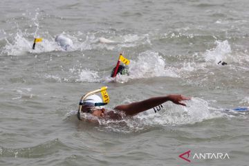 Ratusan perenang ramaikan Fin Swimming di Selat Madura