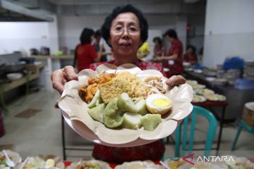 Perayaan Imlek berpuncak pada tradisi makan lontong Cap Go Meh