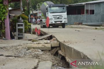 Belasan rumah di Bojongmangu Bekasi ambles akibat pergerakan tanah