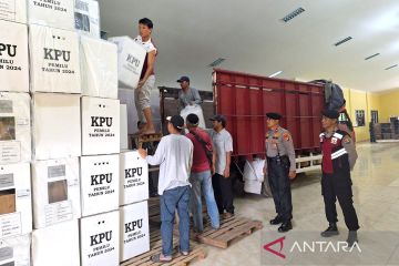 Polisi kawal distribusi logistik dari PPK ke gudang KPU Bandarlampung