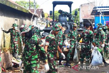 TNI diterjunkan untuk bersihkan tumpukan sampah pascabanjir di Demak