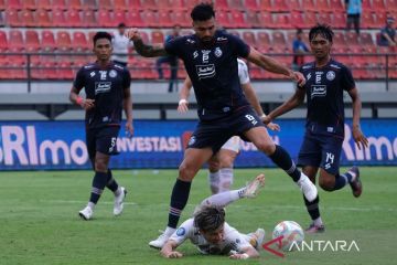 Arema keluar zona degradasi setelah tundukkan Persija 3-2 di Bali