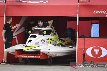 Sejumlah tim lakukan persiapan jelang latihan bebas Kejuaraan Dunia Perahu Motor F1 Powerboat