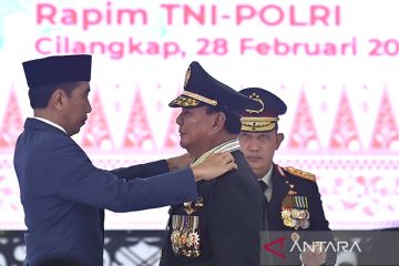 Presiden Jokowi anugerahkan pangkat Jenderal TNI Kehormatan untuk Prabowo