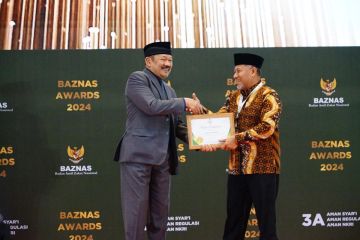 Pj Bupati Temanggung menerima penghargaan Baznas Award 2024 