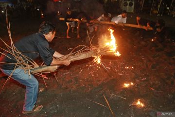 Puncak Festival Gamlamo di Ternate diramaikan atraksi bambu gila