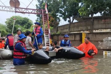 Puluhan warga di Tegal Alur Jakbar mengungsi akibat banjir