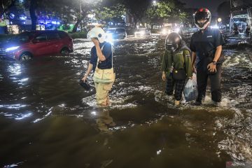 DKI kemarin, Jakarta banjir hingga bocah tenggelam di Kali Sunter