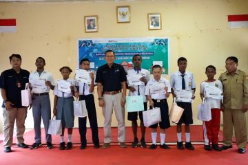 10 siswa SLB terima beasiswa PT. Angkasa Pura I Bandara Sentani