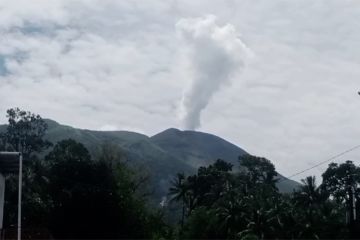 Gunung Gamalama Ternate keluarkan asap putih tebal setinggi 500 meter