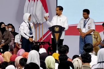 Jokowi serahkan PIP ke 1000 pelajar di Sukoharjo