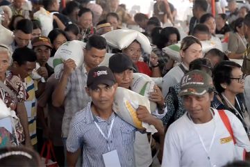 Tekan lonjakan harga, Pemerintah bagi-bagi beras ke warga Bitung