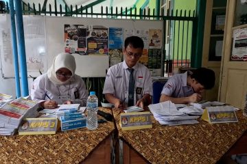 Anggota KPPS di TPS 2 Pabaton Bogor kenakan seragam sekolah