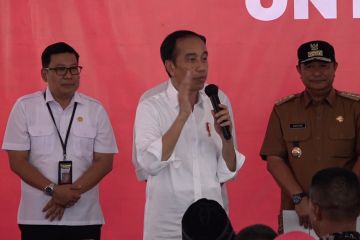 Bagikan beras di Maros, ini kata Presiden Jokowi soal kelanjutannya