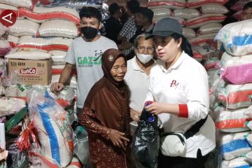 Puan Maharani borong beras 1 ton dibagikan ke warga