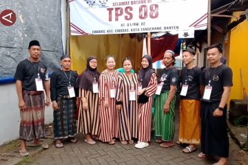 KPPS di TPS 8 Cibodas kenakan daster dan sarung layani pencoblos