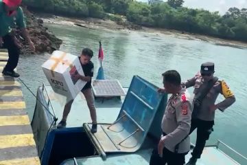 KPU Tual Maluku distribusikan logistik dengan perahu cepat