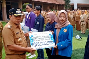Pemkot Tangerang berikan bansos biaya pendidikan kepada 46 mahasiswa
